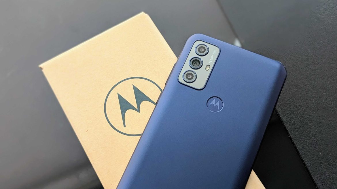 Test du Moto G Play (2023) : ça ne valait Le Moto G Play (2023) et la boîte de vente au détail