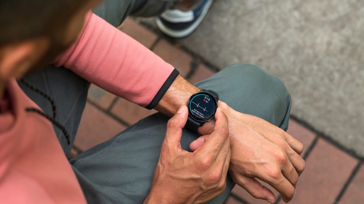 Un homme prend une lecture ECG sur le Garmin Venu 2 Plus