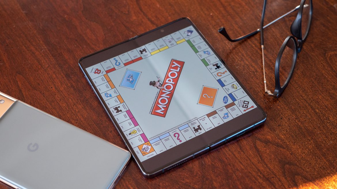 Une carte Monopoly sur le Galaxy Z Fold 4