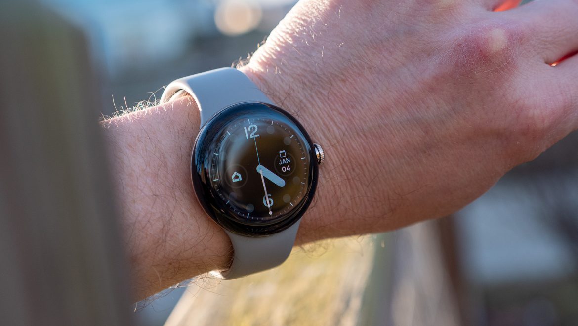 Le cadran de la montre Pacific sur une Google Pixel Watch