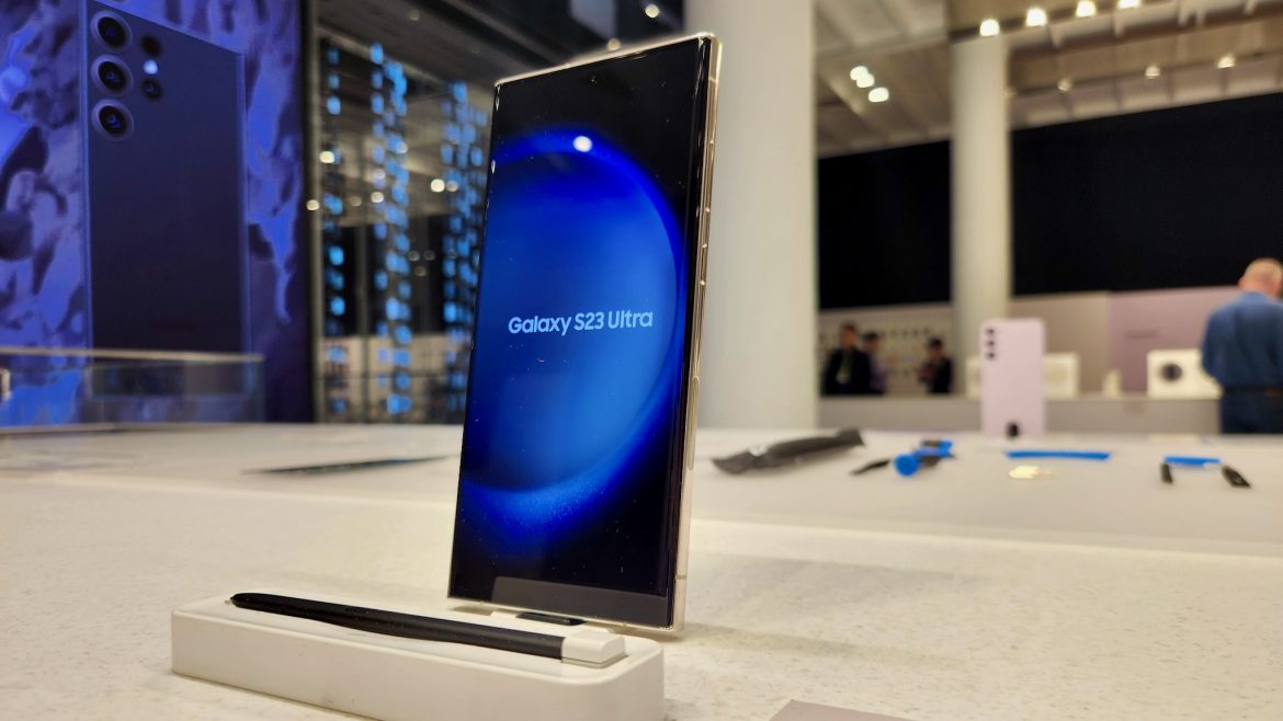 Le Samsung Galaxy S23 Ultra affichant son nom sur l'écran du pop-up store Galaxy Experience à San Francisco