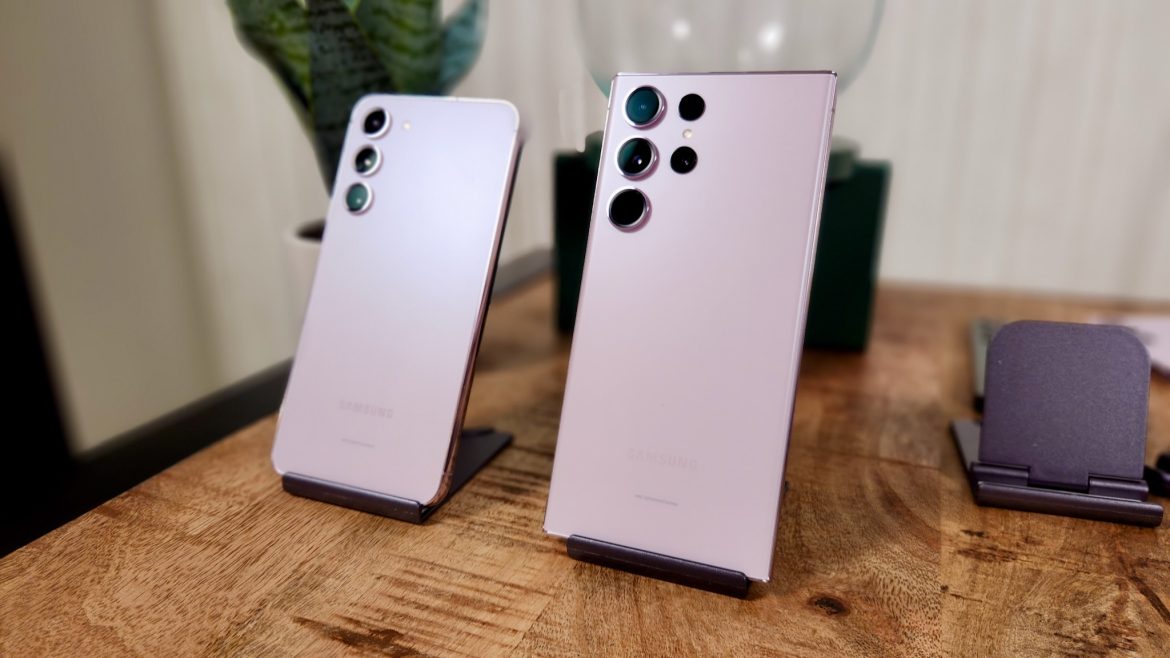 Le Samsung Galaxy S23+ (à gauche) et le S23 Ultra (à droite)