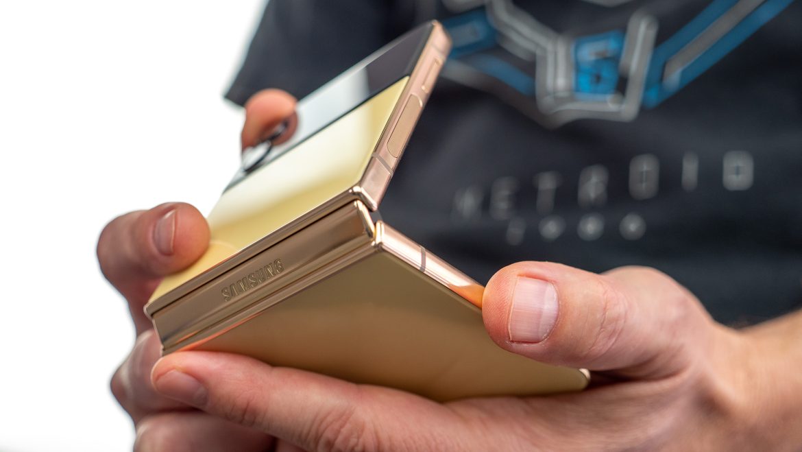 Le fandom du téléphone est bel et bien vivant (et Samsung Galaxy Z Flip 4 Bespoke Edition avec plaques arrière jaunes et garniture dorée