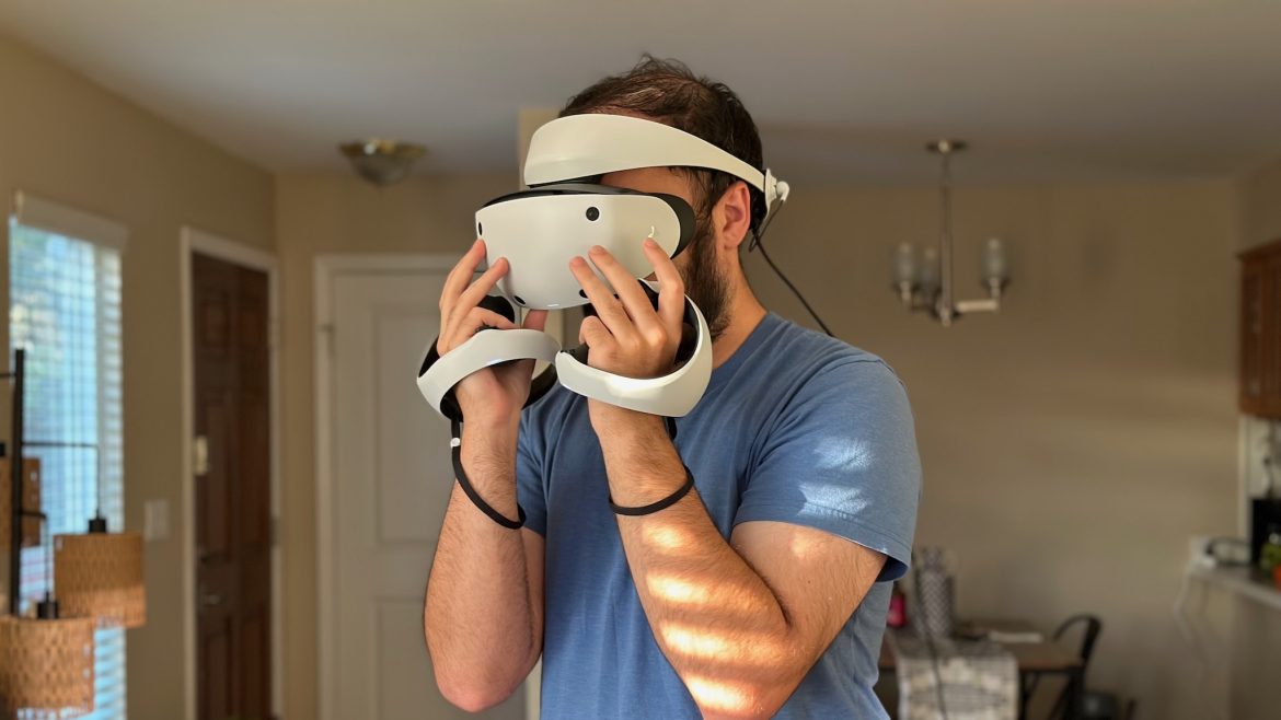 L'auteur met le casque Sony PS VR2.