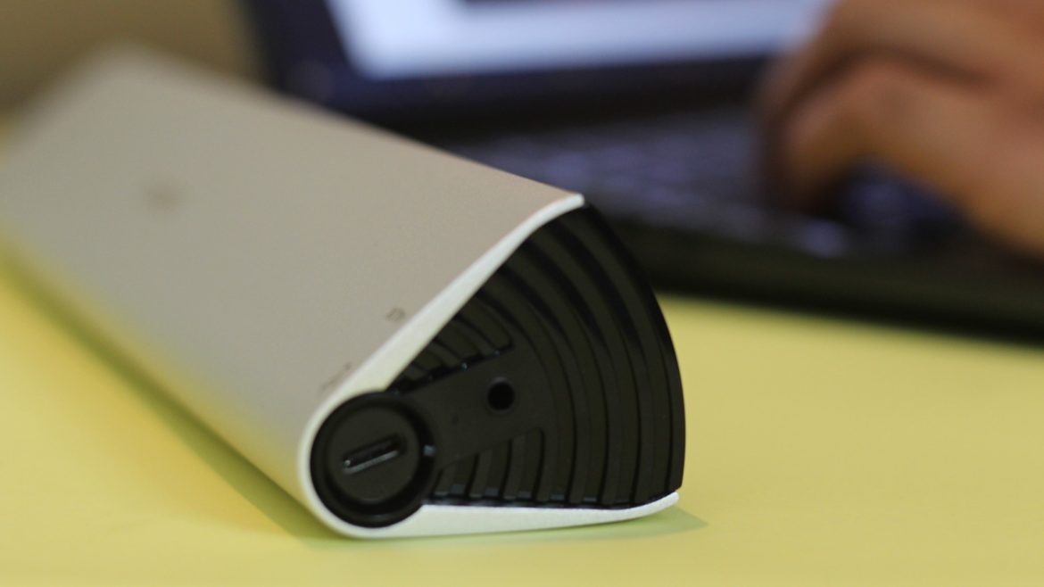 Barre de son Edifier MF200 sur une surface plate jaune