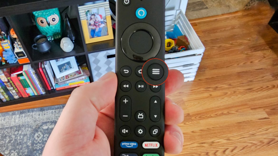 Comment personnaliser l’affichage Amazon Fire TV Omni QLED (2022) : Appuyez sur le bouton Menu de la télécommande vocale Alexa