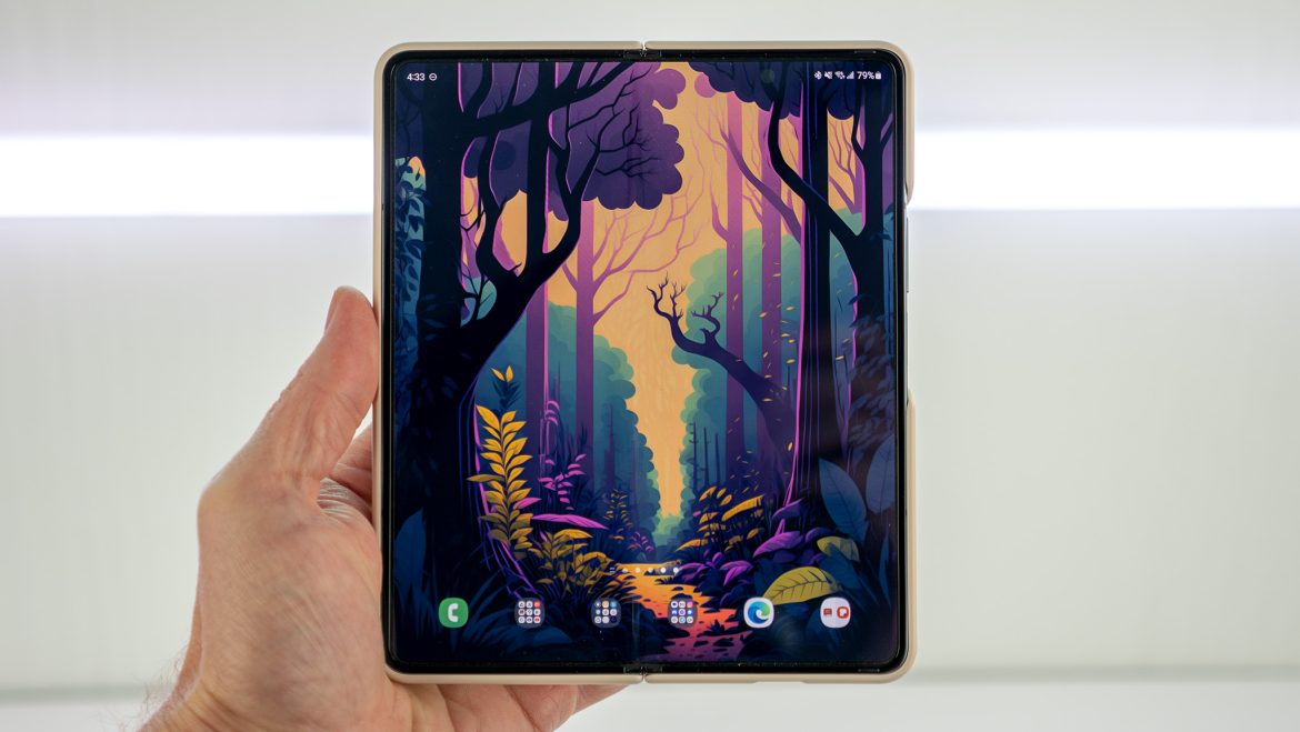 Un Samsung Galaxy Z Fold 4 avec un fond d'écran de l'application Backdrops