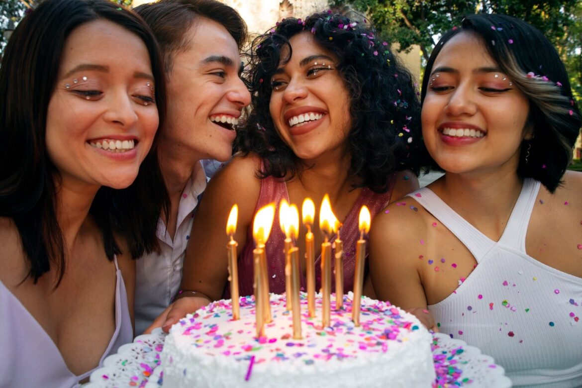 amis-souriants-coup-moyen-celebrant-anniversaire_52683-88945