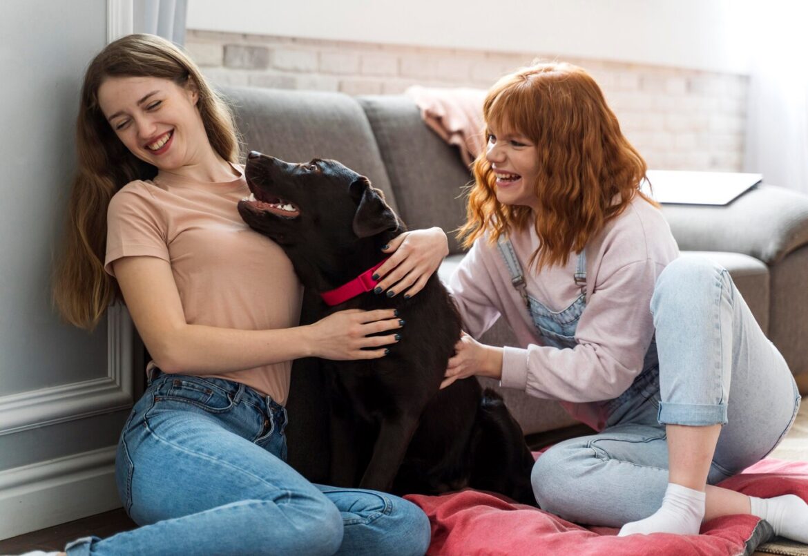coup-moyen-femmes-jouant-chien_23-2148977438